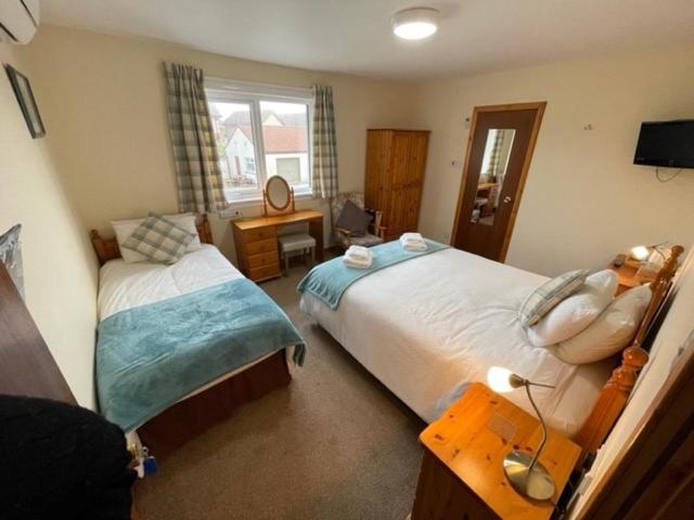 Royal Oak Guesthouse ออร์กนีย์ ภายนอก รูปภาพ